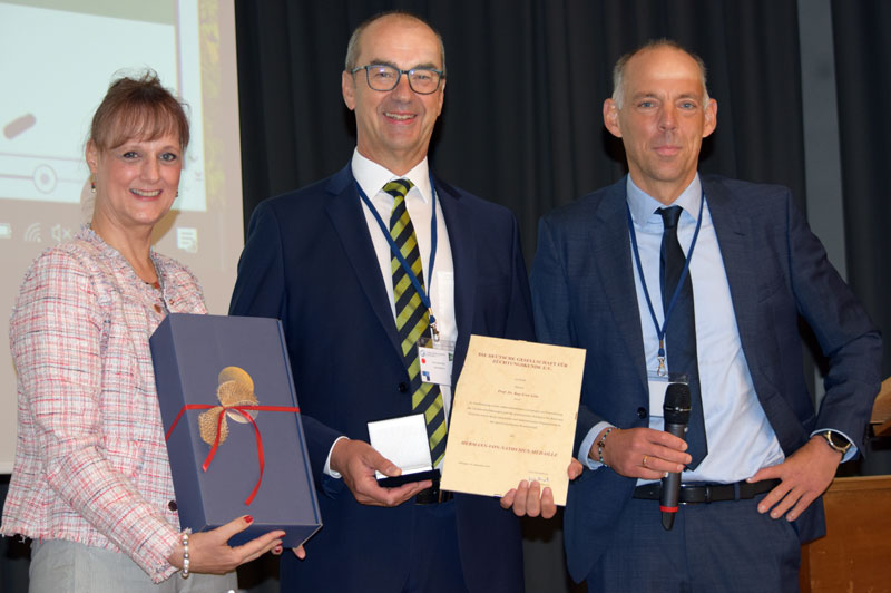 v.l.n.r: Dr. Bettina Bongartz, Prof. Kay-Uwe Götz, Prof. Bennewitz
© DGfZ