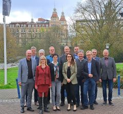 Neuer Vorstand im BRS (vlnr): Georg Geuecke, Paul Hegemann, Dr. Manfred Leberecht, Dr. Britta Becke, Hans-Peter Meyn, Sabine Mühlbach, Hajo Leyschulte, Dr. Nora Hammer (Geschäftsführung), Dr. Jens Baltissen (stellv. Geschäftsführung), Norbert Meggle, Ralf Strassemeyer, Jürgen Langreder, Georg Hollfelder (nicht auf dem Bild: Jürgen Keller) (Bildquelle: Klemens Schulz, BRS) Neuer Vorstand im BRS (vlnr): Georg Geuecke, Paul Hegemann, Dr. Manfred Leberecht, Dr. Britta Becke, Hans-Peter Meyn, Sabine Mühlbach, Hajo Leyschulte, Dr. Nora Hammer (Geschäftsführung), Dr. Jens Baltissen (stellv. Geschäftsführung), Norbert Meggle, Ralf Strassemeyer, Jürgen Langreder, Georg Hollfelder (nicht auf dem Bild: Jürgen Keller) (Bildquelle: Klemens Schulz, BRS)