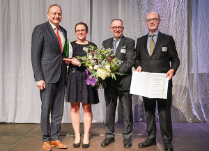 (c)Foto: Landwirtschaftliche Rentenbank: Das beigefügte Bild von der Verleihung des Gerd-Sonnleitner-Preises zeigt von links nach rechts: Joachim Rukwied (Präsident des DBV) mit der Preisträgerin Bettina Hueske, Gerd Sonnleitner (Ehrenpräsident des DBV) und Dr. Horst Reinhardt (Sprecher des Vorstands der Rentenbank)