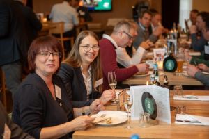 (c) Dorothee Warder (BRS):  gutes Essen, nette Gäste - Garant für ein gelungenes Grillfest