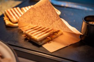 (c)Dorothee Warder (BRS): Sandwich nur mit pflanzlichen Zutaten vom Grill