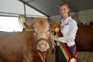 (c)Foto Carolin Nagel: In der mittleren Altersklasse (15 bis 17 Jahre) sicherte sich Linda Polzduss die Schärpe des Vorführsiegers (c)Foto Carolin Nagel: In der mittleren Altersklasse (15 bis 17 Jahre) sicherte sich Linda Polzduss die Schärpe des Vorführsiegers