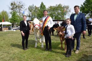 Foto (c): Carolin Nagel - In der jüngsten Altersklasse sicherte sich Anna Sophie Neitzel den Bundessieg im Vorführen. Lina Schmidt wurde Bundesreservesiegerin Foto (c): Carolin Nagel - In der jüngsten Altersklasse sicherte sich Anna Sophie Neitzel den Bundessieg im Vorführen. Lina Schmidt wurde Bundesreservesiegerin