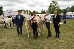 Foto (c): Carolin Nagel - Linda Polzfuß erkämpfte sich die Schärpe der besten Vorführerin in der mittleren Alterskategorie. Johanna Mina Eisert freute sich über den Reservesieg Foto (c): Carolin Nagel - Linda Polzfuß erkämpfte sich die Schärpe der besten Vorführerin in der mittleren Alterskategorie. Johanna Mina Eisert freute sich über den Reservesieg